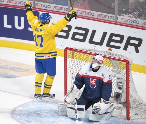 Švéd Fredrik Karlström prekonáva brankára Slovenska Adama Húsku vo štvrťfinále MS.