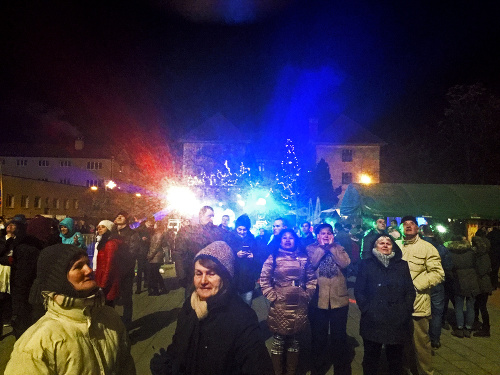 V centre Novohradu sa posledný deň roku 2016 už tradične stovky ľudí zabávali na Námestí republiky.