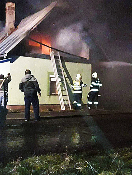 Rýchlo sa šíriaci požiar dom značne poškodil.