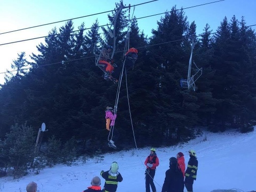 Na lanovke uviazlo takmer 90 lyžiarov.