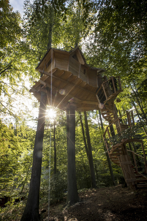 Na Kačíne postavili v korunách stromov lesný domček za 13-tisíc eur.