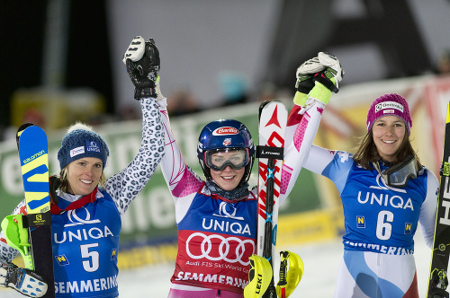 Na snímke tri najlepšie slalomárky SP, zľava druhá v poradí Veronika Velez-Zuzulová (SVK), víťazka Mikaela Shiffrinová (USA) a tretia v poradí Wendy Holdenerová (SUI) pózujú v cieli slalomu žien.