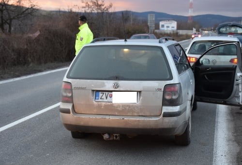 Policajti kradnuté auto s unikajúcim šoférom (35) zastavili neďaleko Pezinka. 