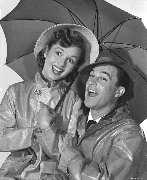 Debbie Reynolds a Gene Kelly vo filme Spievanie v daždi.