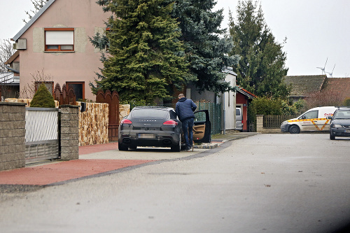 Na predné sedadlo auta si usadil svojho psíka a odišiel.