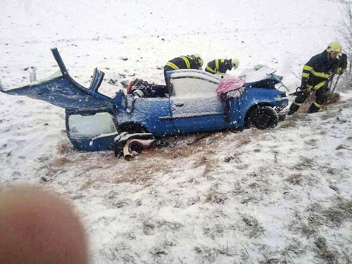 Fiat Punto skončil po zrážke s golfom zdemolovaný.