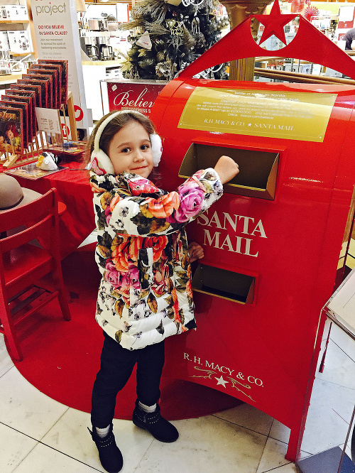 Salma posiela svoj list pre Santu Clausa v Kalifornii, kde tento rok trávia Vianoce.