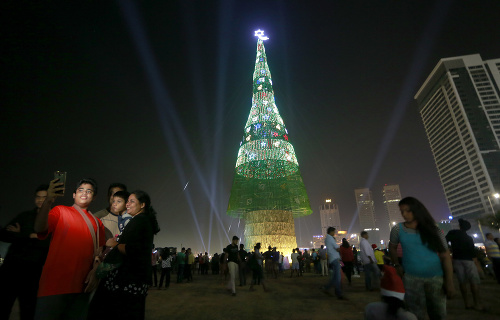 Toto je najväčší umelý vianočný strom na svete.