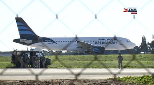 Na televíznom zábere je unesené lietadlo líbyjskej spoločnosti Afriqiyah Airways A320.