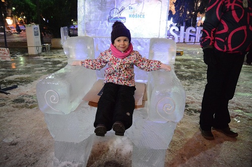 Na kráľovnu sa premenila aj  Sabinka (4), ktorej sa ľadové kreslo páčilo.