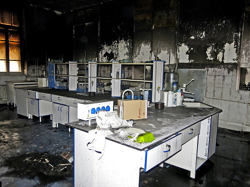 Oheň zničil chemické laboratórium na prízemí.
