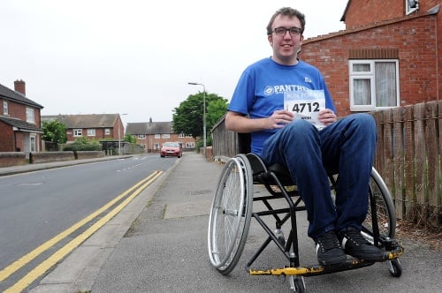 Muž je čiastočne odkázaný na invalidný vozík.