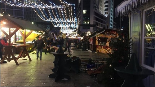 Nákladné auto vrazilo do davu ľudí na vianočných trhoch. 