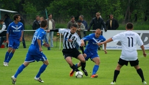 Hráč corgoňligového Spartaku Myjava Pavol Kosík (uprostred) v zápase ešte 2. ligy proti Lučencu.