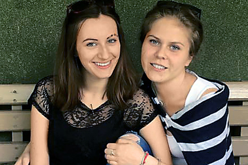 Viktorija Savčenko († 20, vpravo) spolu s priateľkou Polinou Serebrjanikovou sa prechádzali po nábreží vo chvíli, keď terorista na kamióne začal zabíjať ľudí.