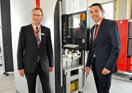 Riaditeľ spoločnosti Bernd Fischer (vľavo) a konateľ slovenskej pobočky Etienne van der Muren.