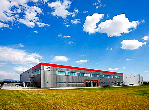 Výrobný závod vo Veľkej Ide začala firma stavať v roku 2013.