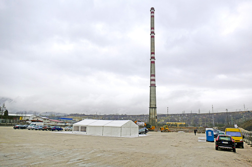 Z dôvodu výstavby fabriky zbúrajú vyše 200-metrový komín.