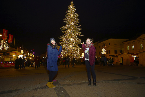 Margita (14) a Laura (13) z Banskej Bystrice sa na symbol Vianoc nevedeli vynadívať.