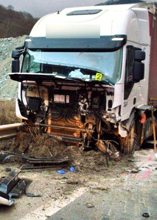 Mladý muž zomrel po tom, ako narazil do kamióna Iveco. Nemal šancu prežiť. 