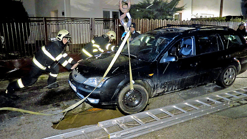 Auto museli z jamy vytiahnuť privolaní hasiči. 