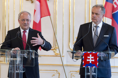 Vpravo prezident SR Andrej Kiska a vľavo prezident Švajčiarskej konfederácie Johann N. Schneider-Ammann počas tlačovej konferencie v Prezidentskom paláci v Bratislave. 