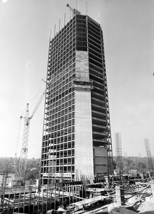 Výšková budova televízie bola dostavaná v roku 1975.