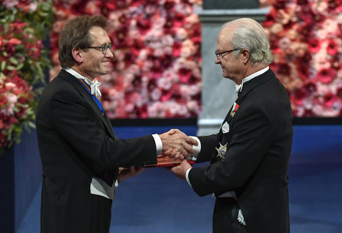 Vedec Bernard L. Feringa (vľavo) preberá z rúk švédskeho kráľa Karla XVI. Gustáva Nobelovu cenu 2016 za chémiu.