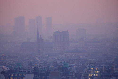 Paris et d'autres villes sont en proie à un épais smog.