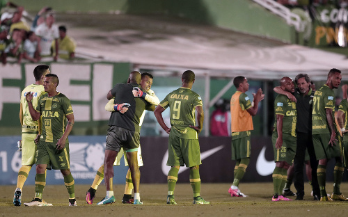 Na archívnej snímke z 23. novembra 2016 sa hráči brazílskeho mužstva Chapecoense tešia po výhre v semifinále juhoamerického Pohára osloboditeľov nad argentínskym tímom San Lorenzo v Chapecu. Futbalisti z tímu Chapecoense boli na palube havarovaného lietadla.