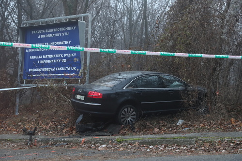 Policajti prenasledovali osobné auto, ktorého šofér nechcel zastaviť.