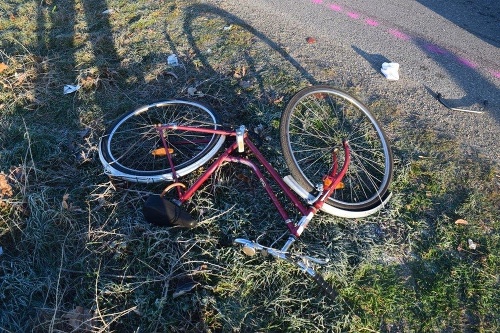 Na mieste zrážky ostal bicykel. 