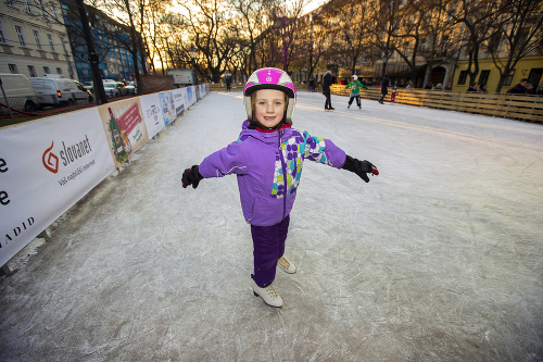 Saška (6) si korčuľovanie užívala na Hviezdoslavovom námestí.