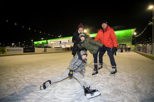 Martin (11) a Adam (9) s rodičmi otvorili korčuliarsku sezónu v Boroch.