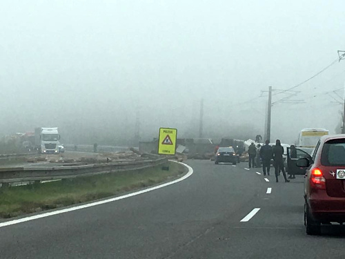 Na diaľnici D1 pri Liptovskom Mikuláši sa v stredu dopoludnia prevrátil kamión prevážajúci drevo.