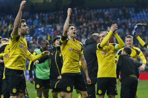 Futbalisti Borussie Dortmund sa tešia s fanúšikmi po šlágri s Realom.