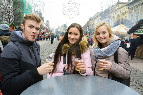 Na varenom víne si pochutnali Jaroslav (21), Timea (19) a Andrea (19).