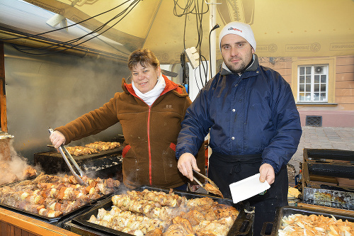 Už 5 rokov tu predávajú mäsové výrobky Anička (42) a Peter (40).