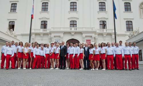 Na snímke spoločná fotografia časti výpravy - uprostred vľavo prezident SR Andrej Kiska a vpravo prezident Slovenského olympijského výboru (SOV) František Chmelár.