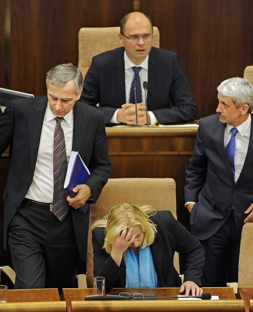 Koniec svojho dvojročného vládnutia prežívala v roku 2011 Radičová emotívne. 