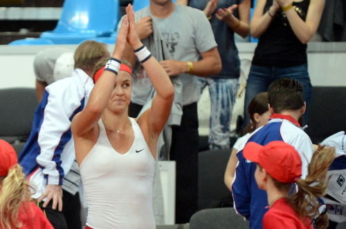 Anna Karolína Schmiedlová (Slovensko) ďakuje divákom po víťazstve nad Aleksandrou Wozniakovou (Kanada).