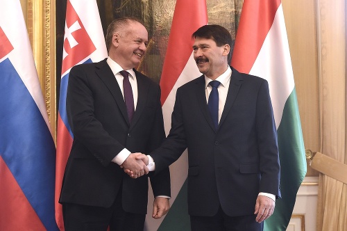 Slovenský prezident Andrej Kiska (vľavo) a maďarský prezident János Áder sa zdravia počas stretnutia v prezidentskom paláci v Budapešti.