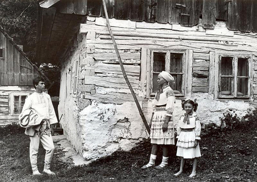 Tradície: Belianska rodina v minulosti. Domy sa stavali jednoducho - z dreva.