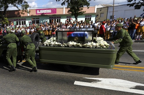 Urna s popolom Fidela Castra dorazila do Santiaga de Cuba.