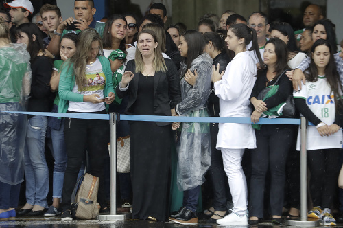 Príbuzní počas príchodu truhiel s pozostatkami obetí brazílskeho futbalového tímu Chapecoense na letisku.