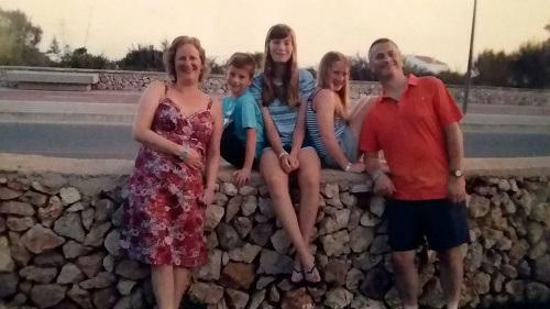 Vicky (v strede) s rodinou: Zľava mama Alison, brat Harry (8), sestra Sophie (11) a otec Mike.