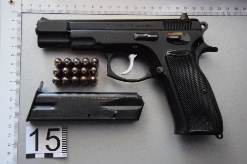Pri domových prehliadkach policajti našli aj tri nelegálne držané pištole. 