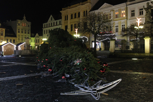 Česká Lípa prišla o svoj vianočný strom na námestí.