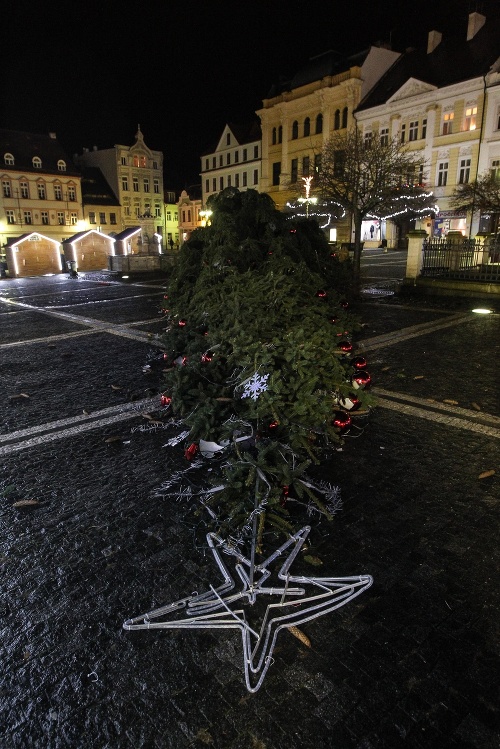 Česká Lípa prišla o svoj vianočný strom na námestí.