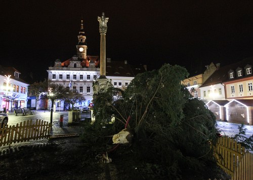 Česká Lípa prišla o svoj vianočný strom na námestí.